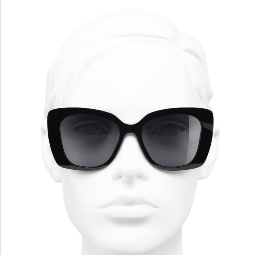 Acetate & Strass
Black. Lenses: Gray, Polarized.